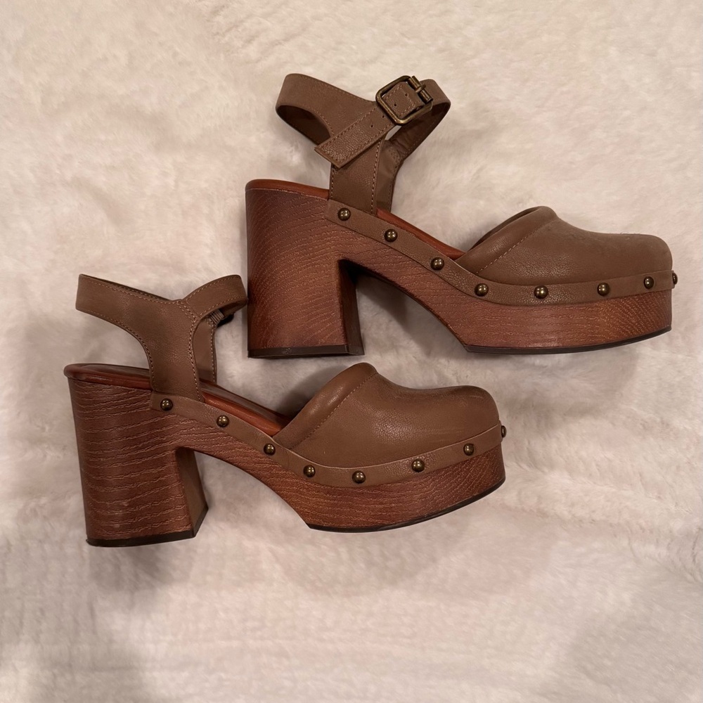 Mia Clog Chunk Heel Sandal